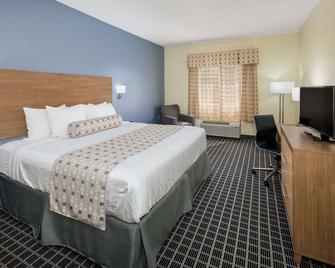 Days Inn & Suites by Wyndham Union City - Union City - Bedroom