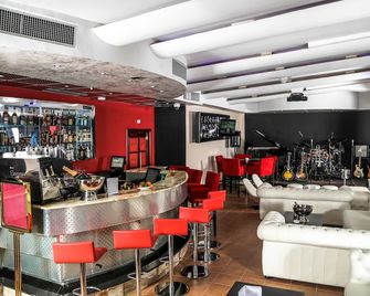 Particular Destiny Suites - Douala - Bar