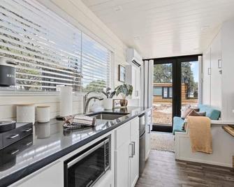 New! Luxury Shipping Container The Desert Escape - Fredericksburg - Cocina