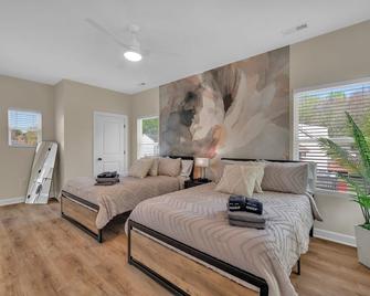 10 Min Walk to DT Davidson|Game Room|Firepit|Pets - Davidson - Bedroom