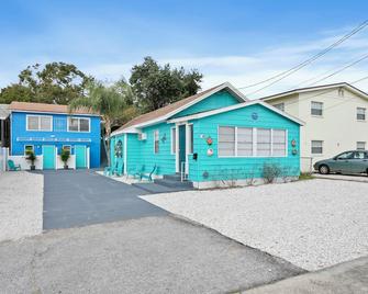 Brew You Bungalow - Cozy Oasis with Fire Pit - Dunedin - Building
