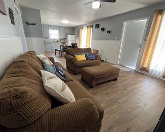 Country Lake Ranch - Belton - Вітальня