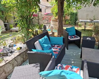 Room for rent by the night with breakfast included near Saint-Emilion - Coutras - Binnenhof