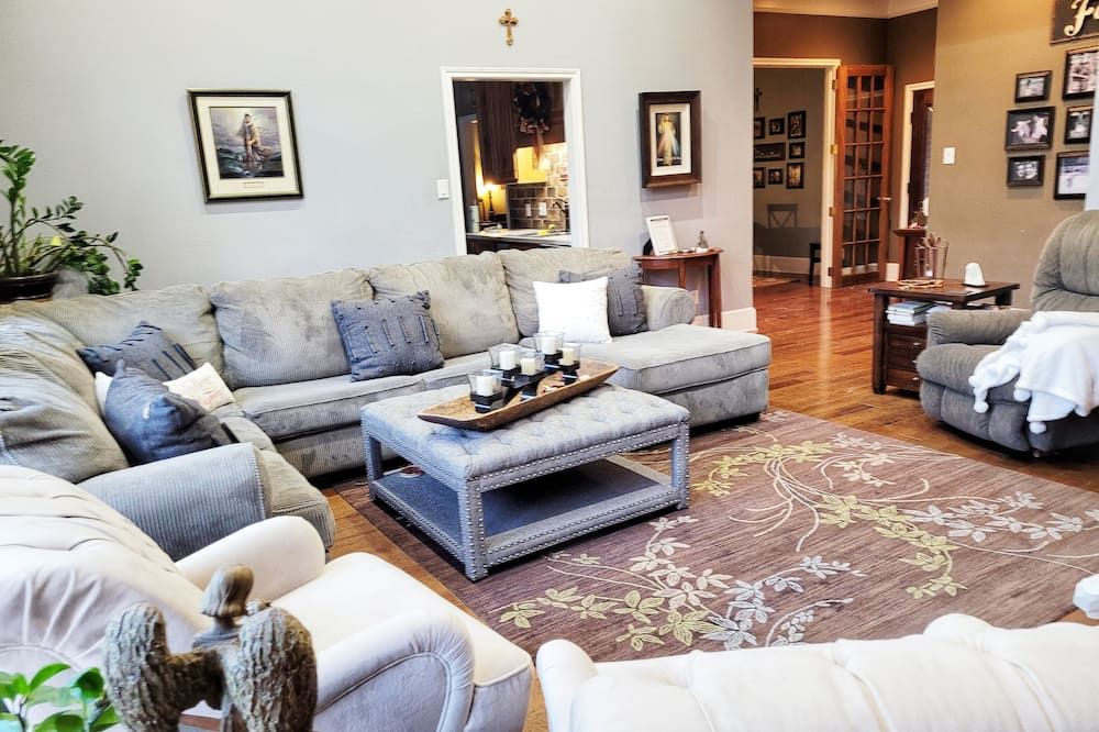 Big Christian Home 2 Living Rooms-5 miles to College Station 12 Wooded Acres - Navasota - Living room