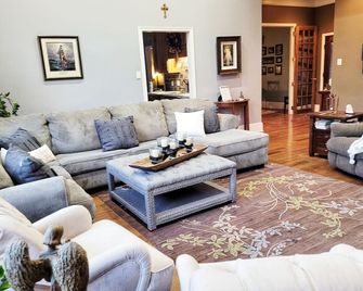 Big Christian Home 2 Living Rooms-5 miles to College Station 12 Wooded Acres - Navasota - Huiskamer