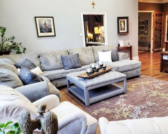 Big Christian Home 2 Living Rooms-5 miles to College Station 12 Wooded Acres - Navasota - Living room