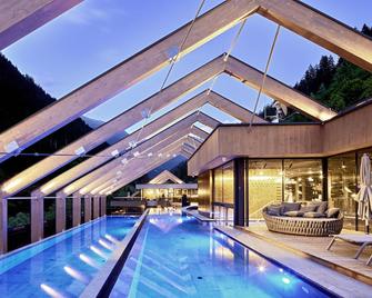 Zillergrundrock Luxury Mountain Resort - Mayrhofen - Bể bơi