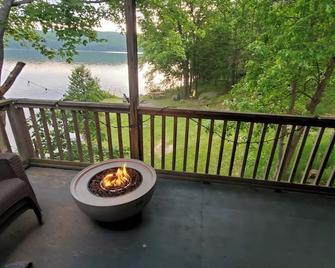 White Fox Lakehouse New Hot Tub & Sauna - Barry's Bay - Balcón