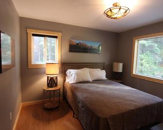 Secluded Cabin Near Glacier Park and Big Mountain - Martin City - Bedroom