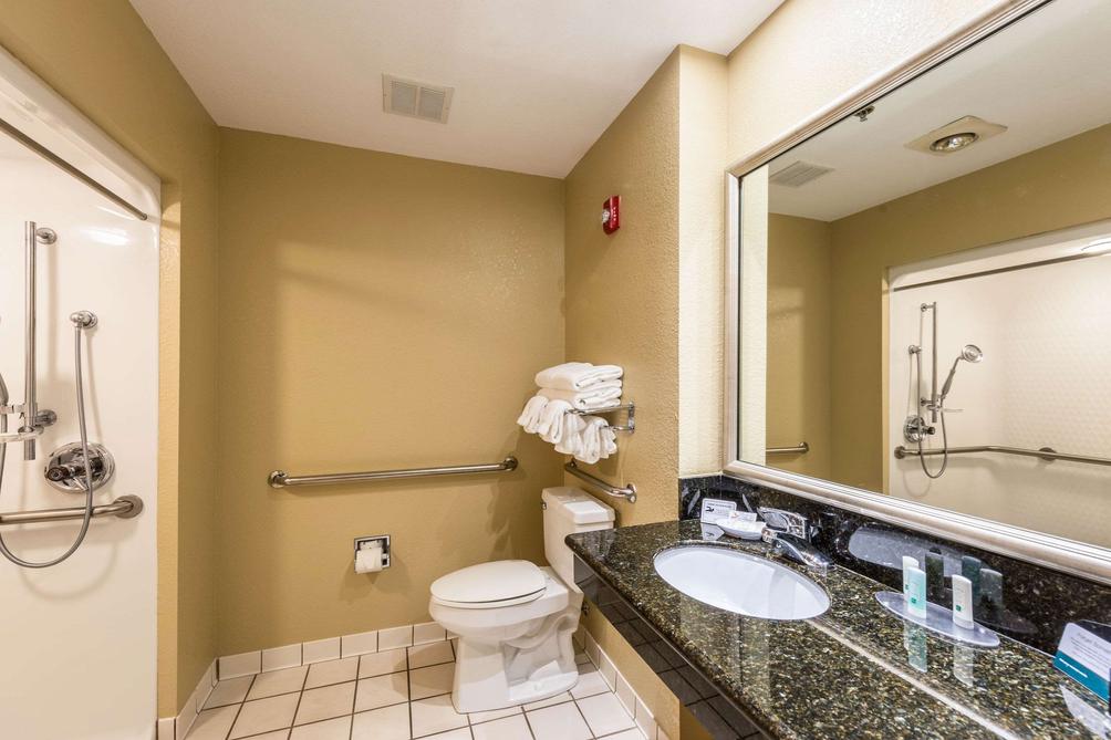 Quality Inn And Suites Hendersonville Flat Rock 76 1 0 2