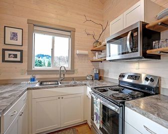 Stay at the Ranch! Bunkhouse is in the heart of Camano Island. - Camano Island - Kitchen
