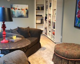 Executive 3 bedroom townhouse. Close to sports complex/Chevron/OXY/EOG - Midland - Living room