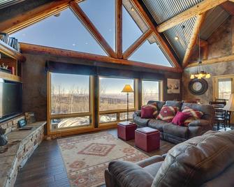 Black Bear Cabin Near Skiing and Hiking! - Mesa - Sala de estar
