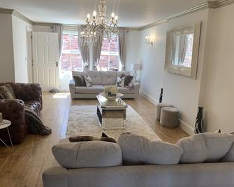 Holiday Home Epworth - Belton - Living room