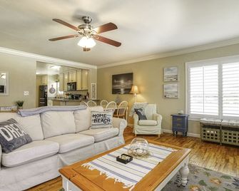 Adorable Dog Friendly Vacation Home in Grover Beach - Grover Beach - Living room
