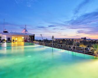 de Vins Sky Hotel Seminyak - Kuta - Bể bơi