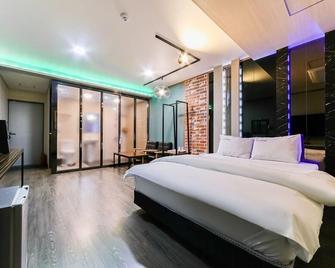 Yeongcheon CL Hotel - Yeongcheon - Bedroom