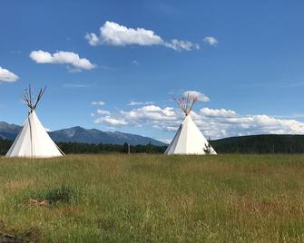 Bird Lodge Tipi's At Stepping Stone - Bigfork