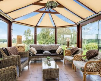 Stunning Holiday Home in Oombergen With Terrace and Garden - Zottegem - Sala de estar