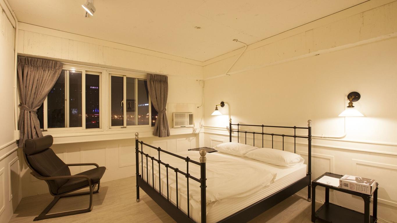 Mr. Lobsters Secret Den Design Hostel