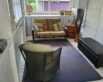 Enjoy this cozy cottage, 10 minutes from Bay Beach in Crystal Beach. - Форт-Ері - Вітальня