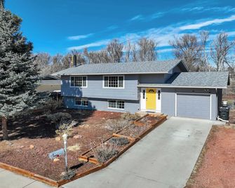 Colors of Colorado Parks & Trails Dog-Friendly - Fountain - Edificio