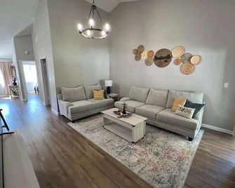 Mid City Condo - Huntsville - Living room