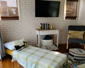 The Little House // Stylish & Cozy ~ 2 mi from Mayo Clinic - Rochester - Bedroom