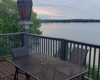 Ohio River Waterfront Cabin 4 bedroom 2 bath Derby Indiana sleeps 10 with hottub - Derby - Balcony