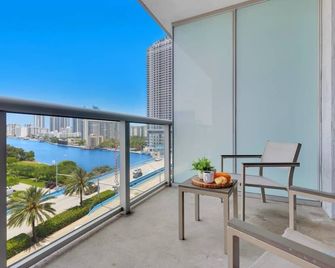 Unique 2br Apartment Gym & Pool - Hallandale Beach - Balcony
