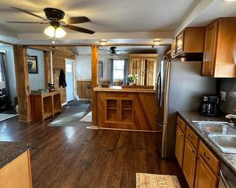 Right off the main trail system! Heated garage large parking for large trailers - Calumet - Kitchen