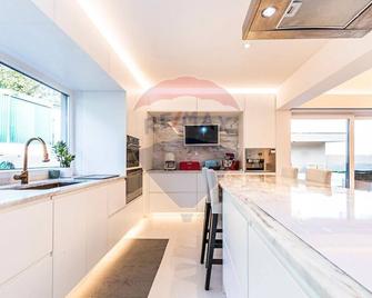 Modern 4-Bed Villa 4K beach 30k Lisbon - Corroios - 廚房