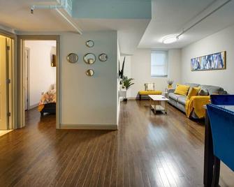 Enjoy a stylish experience close to Inner Harbor - Baltimore - Living room