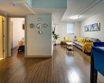 Enjoy a stylish experience close to Inner Harbor - בולטימור - סלון