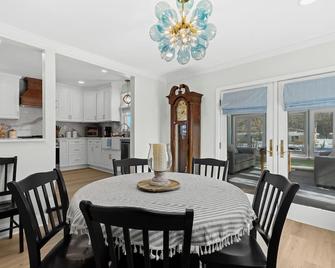 Tan Lake Oasis: Modern Lakefront w/ Game Room, 2 min to Downtown Oxford - Oxford - Comedor