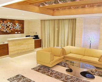 Poppys Anukula Residency - Vellore - Front desk