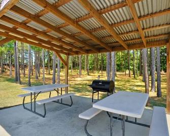 Super 8 by Wyndham Monticello AR - Monticello - Patio