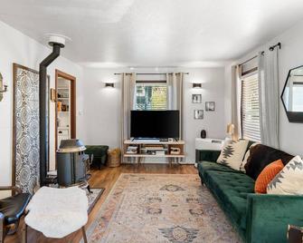 Mountain Bungalow near Mt Shasta and Waterfalls - Dunsmuir - Soggiorno