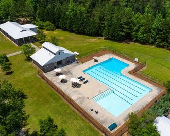 Eagles nest cabin -Comfortable, Homey Cabin Sleeps 14 on Lake Allatoona - Acworth - Pool