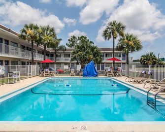 Motel 6 Jacksonville - Orange Park - ג'קסונוויל - בריכה