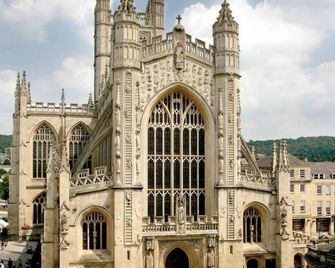 Hiding Space - Trim Street Apartments - Bath
