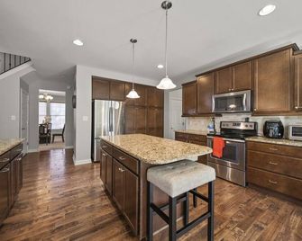 Spacious Family Memory Maker w/ Water Views, + 2 Miles to Marina - Mc Cordsville - Kitchen