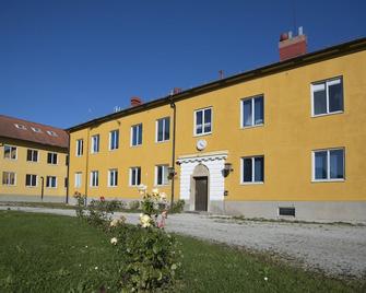 Stf Östra Flygeln Bunge Vandrarhem - Fårösund - Edificio