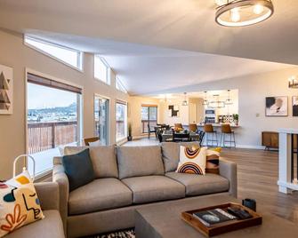 Gorgeous Retreat with Mountain Views, Open Living, Bunk Room, Game Room, Hot Tub - Glenwood Springs - Wohnzimmer