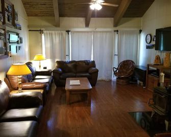 PinecrestAreaRentals #6 9/5-12/10 no holidays book 2 nights get 3rd night free. - Pinecrest - Living room
