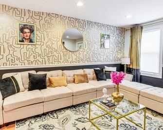 5 Mi to Center City: Townhome in Elmwood Park - Filadelfia - Sala de estar