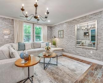 Newly Remodeled Seadrift Home - Walk to Boat Ramp! - Seadrift - Living room