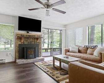 Charming Getaway l recently renovated l Hidden Valley l 4BR+3Bath l Hot Tub - Somerset - Living room