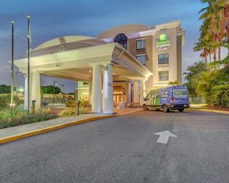 Holiday Inn Express & Suites Tampa -Usf-Busch Gardens - Tampa - Building