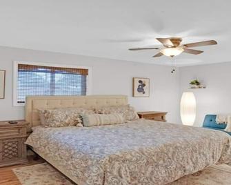 Lounge on Logan | Sleeps 6 | Pet Friendly - Bossier City - Bedroom